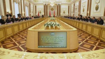 
 Lukashenko: La Constitución es
nuestro punto de referencia 
