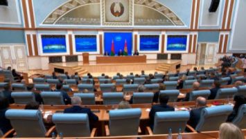 Lukashenko convocó una reunión con el personal del Banco Nacional y la dirección de los bancos