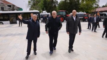 
Lukashenko regaló a la ciudad de Shusha
tractores belarusos