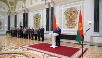 
 Lukashenko entregó
premios estatales y hombreras de general 