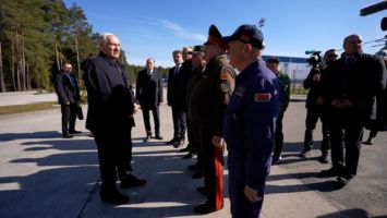 Lukashenko orienta a la preservación y desarrollo de la DOSAAF