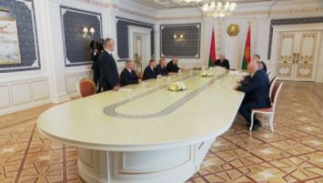 Lukashenko exige de dirigentes locales la actitud justa hacia la gente y el trabajo fructífero