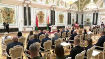 Atletas olímpicos, celebridades de cultura y otros. Lukashenko inicia el Día de la Unidad Popular con la entrega de premios estatales