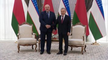
  
 La recepción oficial
de Lukashenko en el
Palacio Presidencial de Kuksaroy 
  