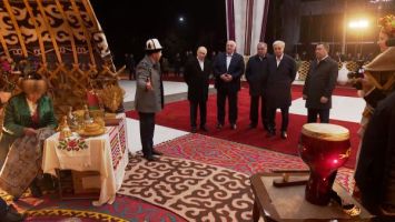 
 Antes de la cena informal, los líderes de los países miembros de la OTSC se familiarizaron con la exposición sobre la identidad nacional
 