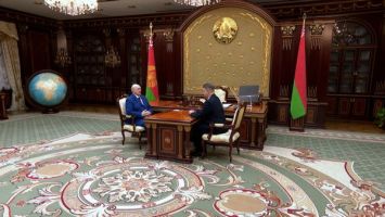 Lukashenko escuchó el informe de Kújarev sobre la situación en Minsk