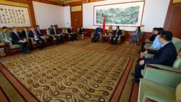 Lukashenko propone a China construir en Belarús complejos de invernaderos para el cultivo de flores