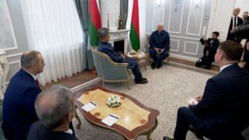 
 Los líderes de Belarús y Omán se reunieron en ambiente
casero 