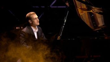 Nikolái Lukashenko tocó el piano durante el foro patriótico en Minsk