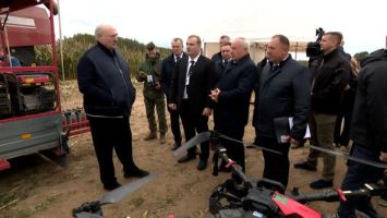 
 Lukashenko se familiarizó con el trabajo de agrodrones
 