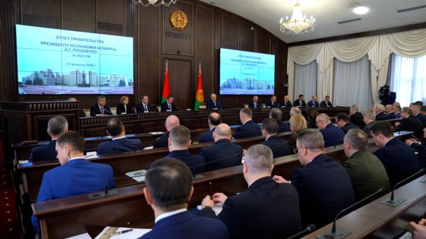 Lukashenko: El tiempo es casi de guerra, la economía se ha convertido en un verdadero campo de batalla