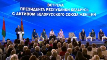 
 Lukashenko: El
movimiento feminista se convirtió en una fuerza no despreciable en Belarús 