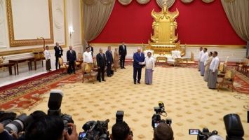Lukashenko se reunió con Min Aung Hlaing en el Palacio Presidencial de Naipyidó