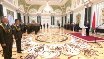 
 Lukashenko entregó hombreras de general 