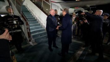 
  Lukashenko arribó
a Uzbekistán  