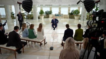 
 Lukashenko conversó con periodistas belarusos después de la entrevista con el Grupo de Medios de China
 