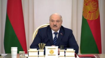 
 Lukashenko a los
funcionarios: debemos defender la Belarús soberana con nuestro trabajo, sangre,
sudor y vida 