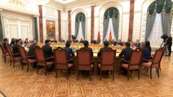 
 Lukashenko se reunió con los representantes de universidades chinas 