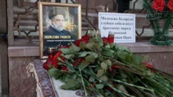 
 Los belarusos llevan flores a la Embajada de Irán en Minsk 
