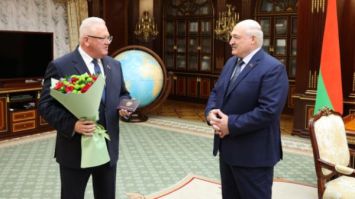 
 Lukashenko recibió el certificado de presidente de la Asamblea Popular de toda Belarús 