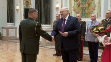 
  Lukashenko
entregó premios estatales y hombreras de general a representantes de los altos
mandos oficiales  